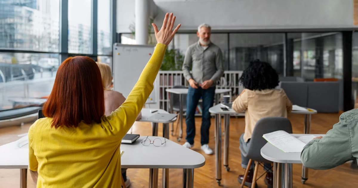 Certificados en Moodle vs MiCert: por qué tu LMS no es tu emisor de certificados